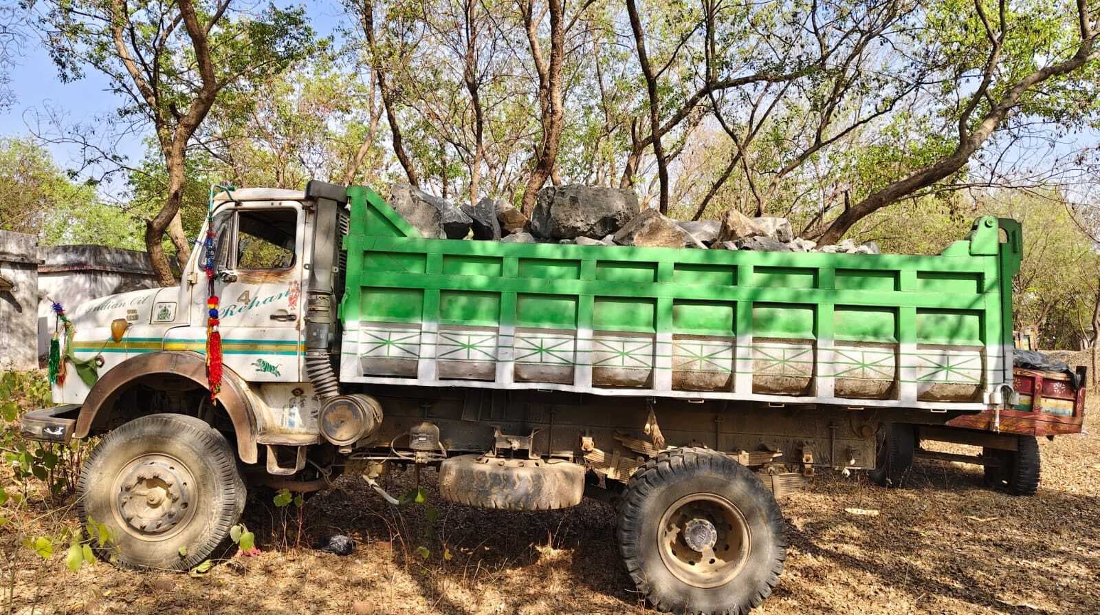 अवैध बोल्डर लदा वाहन जब्त, प्राथमिकी दर्ज