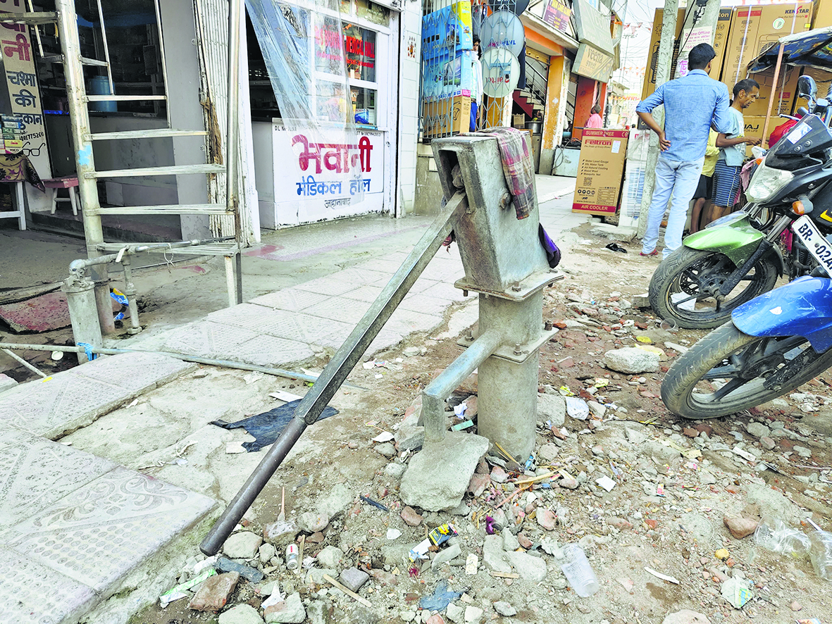 सार्वजनिक स्थलों पर सरकारी चापाकलों की कमी से पेयजल के लिए भटकते हैं राहगीर