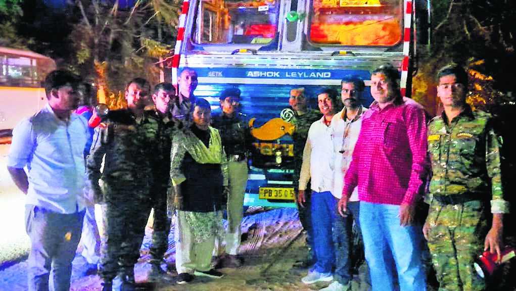 ट्रक से 8400 बोतल अंग्रेजी शराब किया बरामद, तीन तस्कर गिरफ्तार