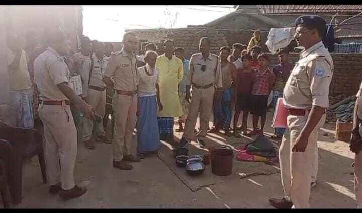 पुलिस ने फरार दो अभियुक्तों के घर में की कुर्की जब्ती