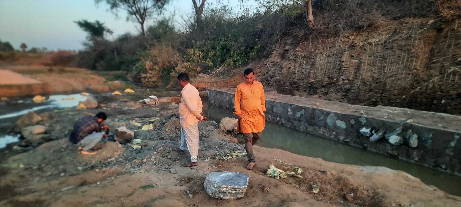 सहजपुर जेरोपहाड़ी नदी में बन रहे चेक डैम की हो जांच