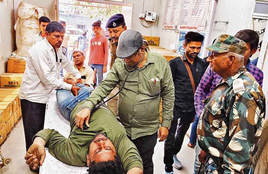 दो ट्रकों के बीच टक्कर में एक चालक की मौत, दूसरा चालक सहित दो अन्य घायल