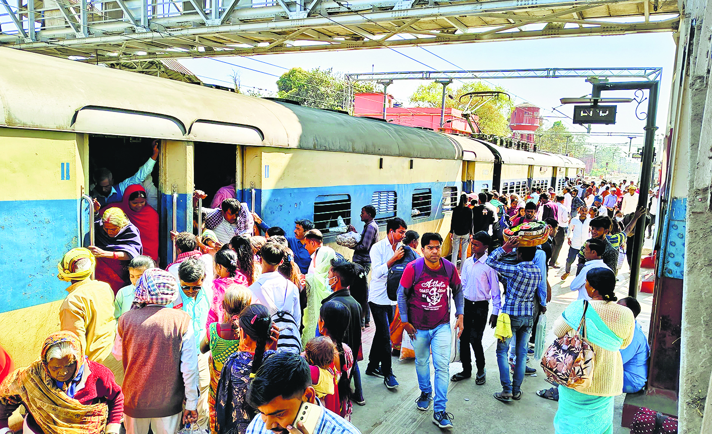 होली के अवसर पर घर लौटने लगे परदेसी, ट्रेनों में बढ़ी भीड़