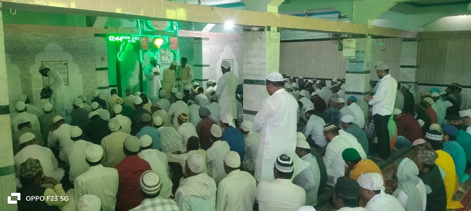 धर्मावलंबियों ने पवित्र रमजान माह की पहली नमाज अदा की