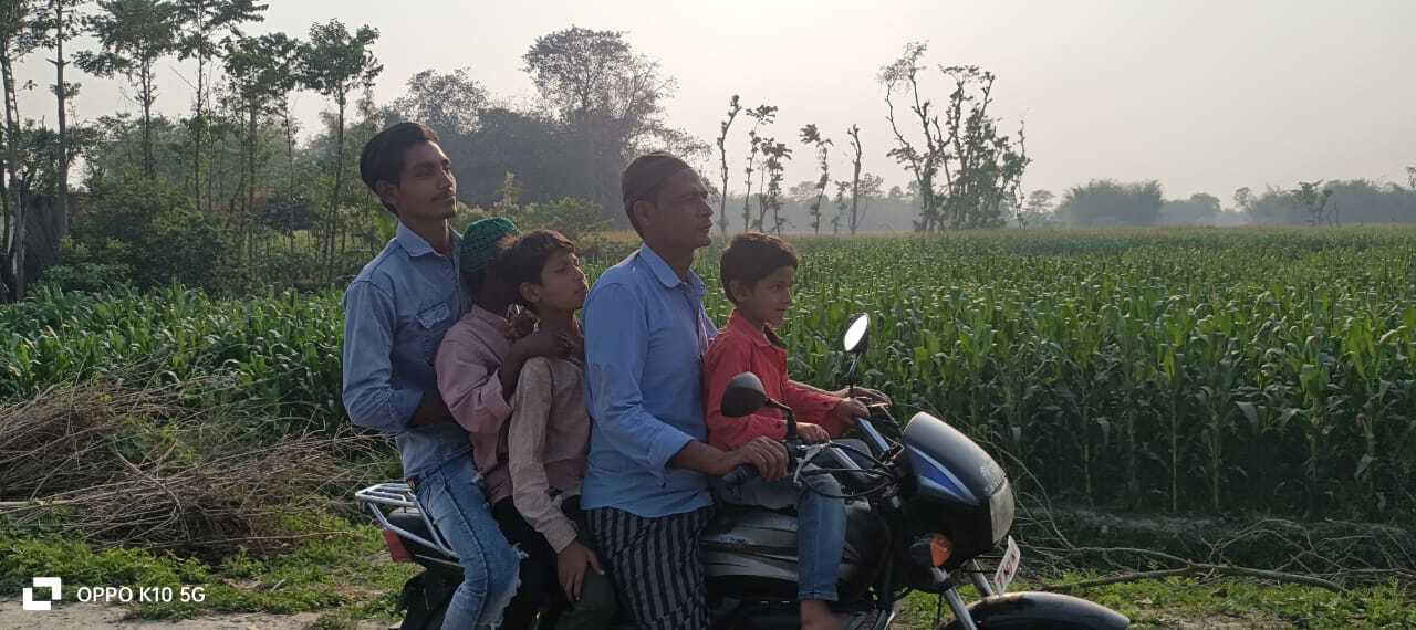 उदाकिशुनगंज में बेफ्रिक होकर बिना हेलमेट एक बाइक पर पांच लोग हो रहे सवार