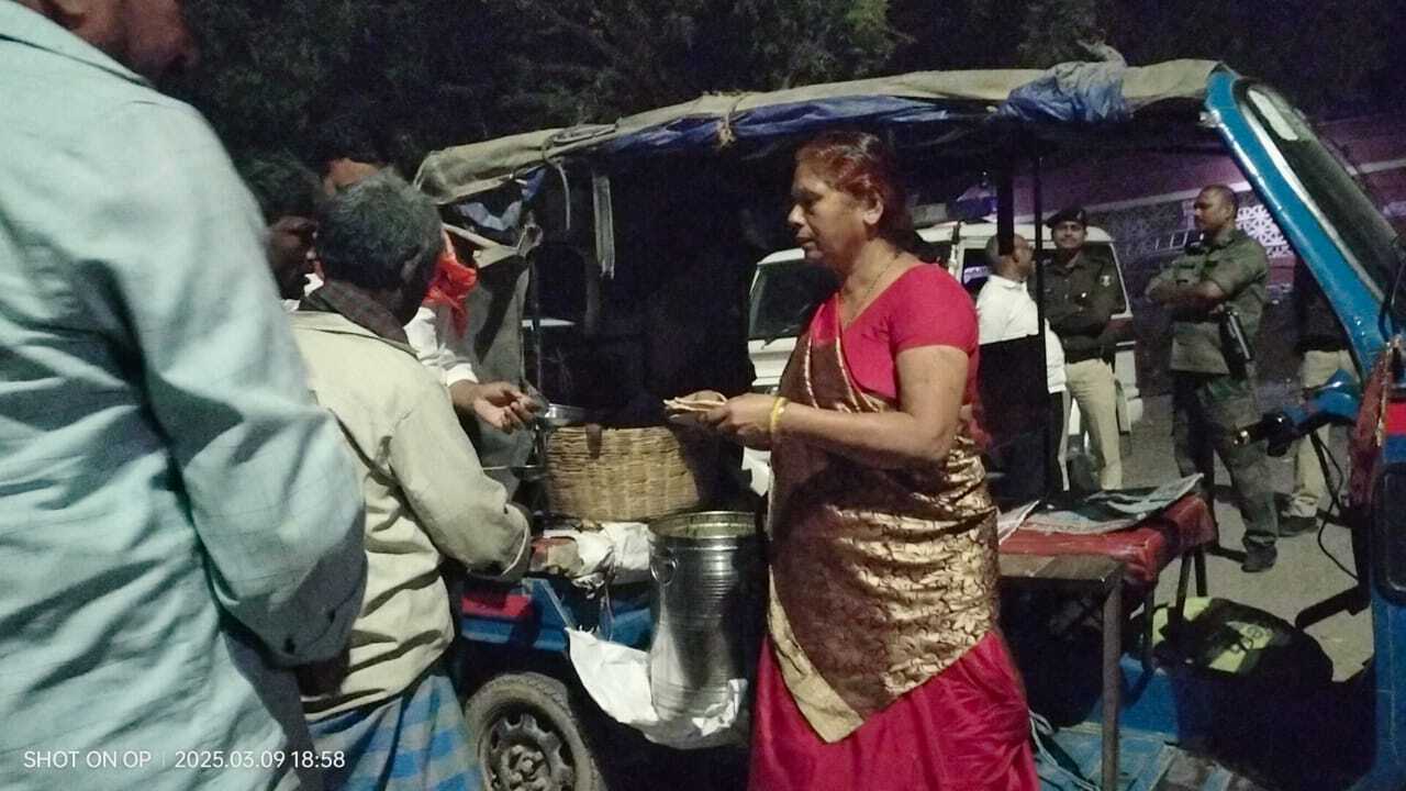 Nawada News : गरीबों व वंचितों के बीच भोजन वितरण का विधायक ने किया निरीक्षण