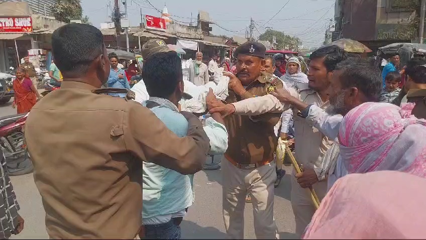 ऑन ड्यूटी पुलिस ऑफिसर के साथ ऑटो चालक ने किया दुर्व्यवहार