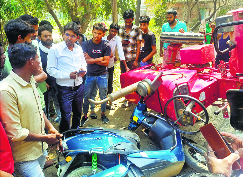 स्कूटी पर ट्रैक्टर पलटा, बचे शिक्षक