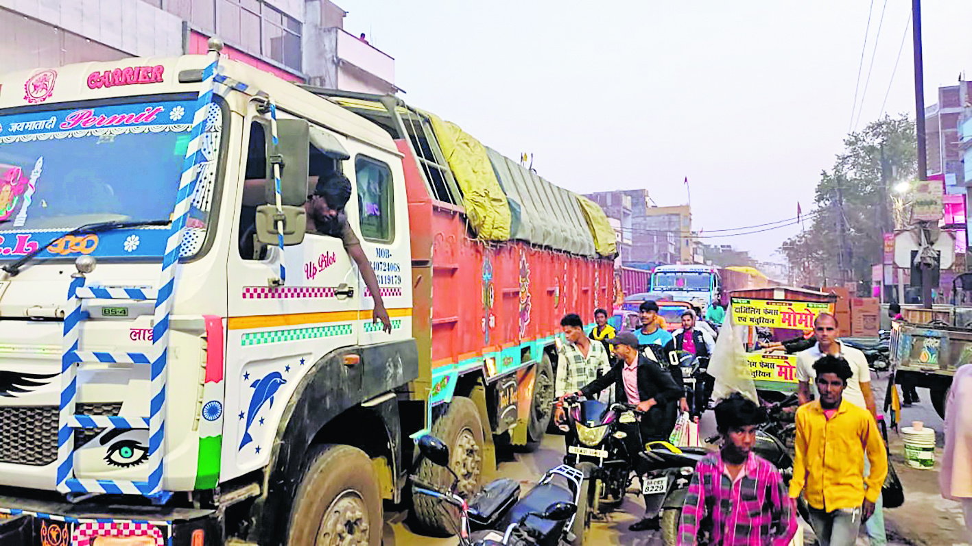 बिहिया-बिहटा स्टेट हाइवे पर घंटों लगा रहा भीषण जाम, लोग रहे परेशान