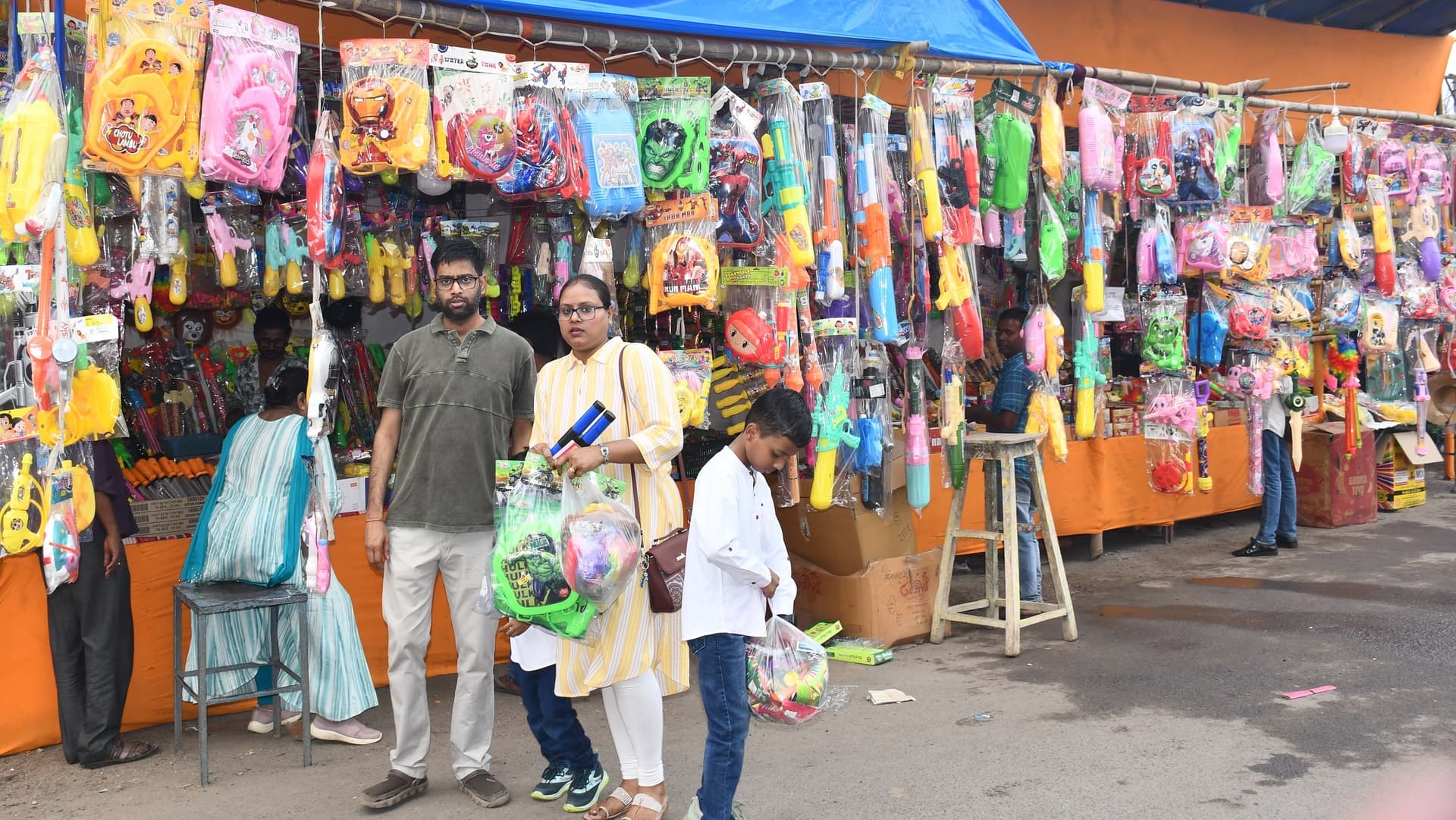 Bokaro News : बच्चों को लुभा रही तरह-तरह की पिचाकिरियां, मुखौटे का भी क्रेज