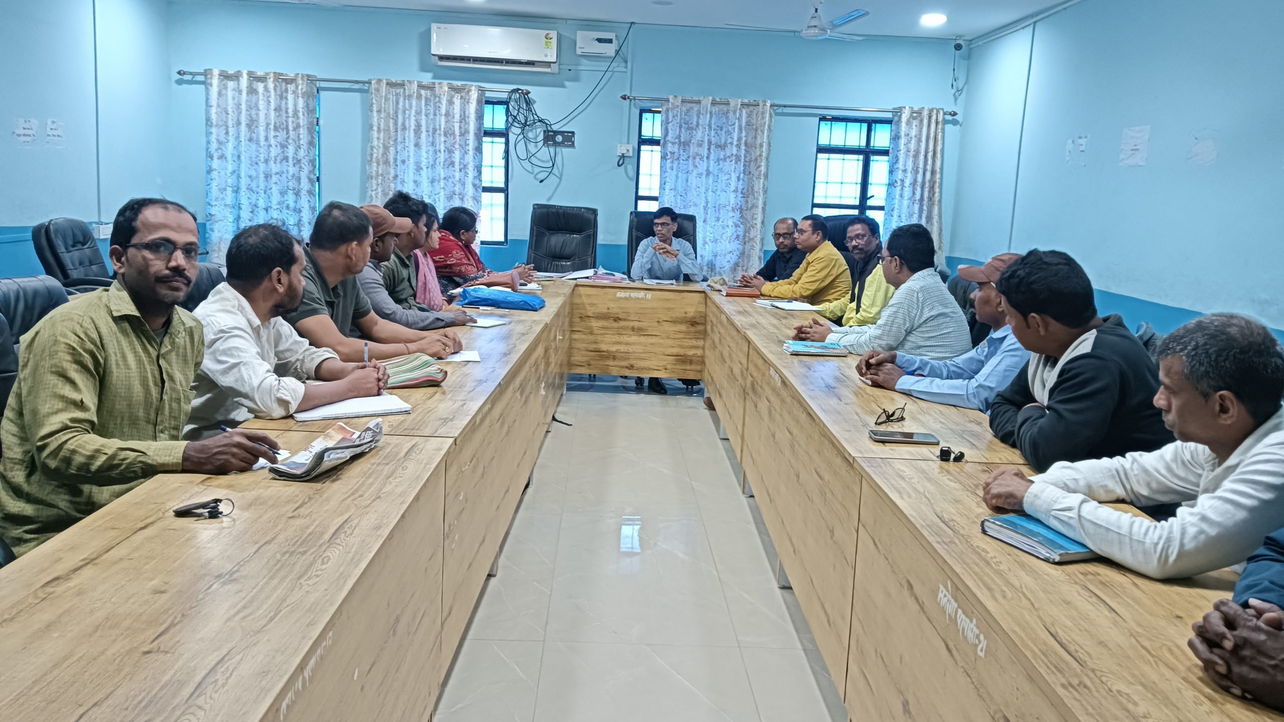मनरेगा पीओ ने की कर्मियों के साथ बैठक