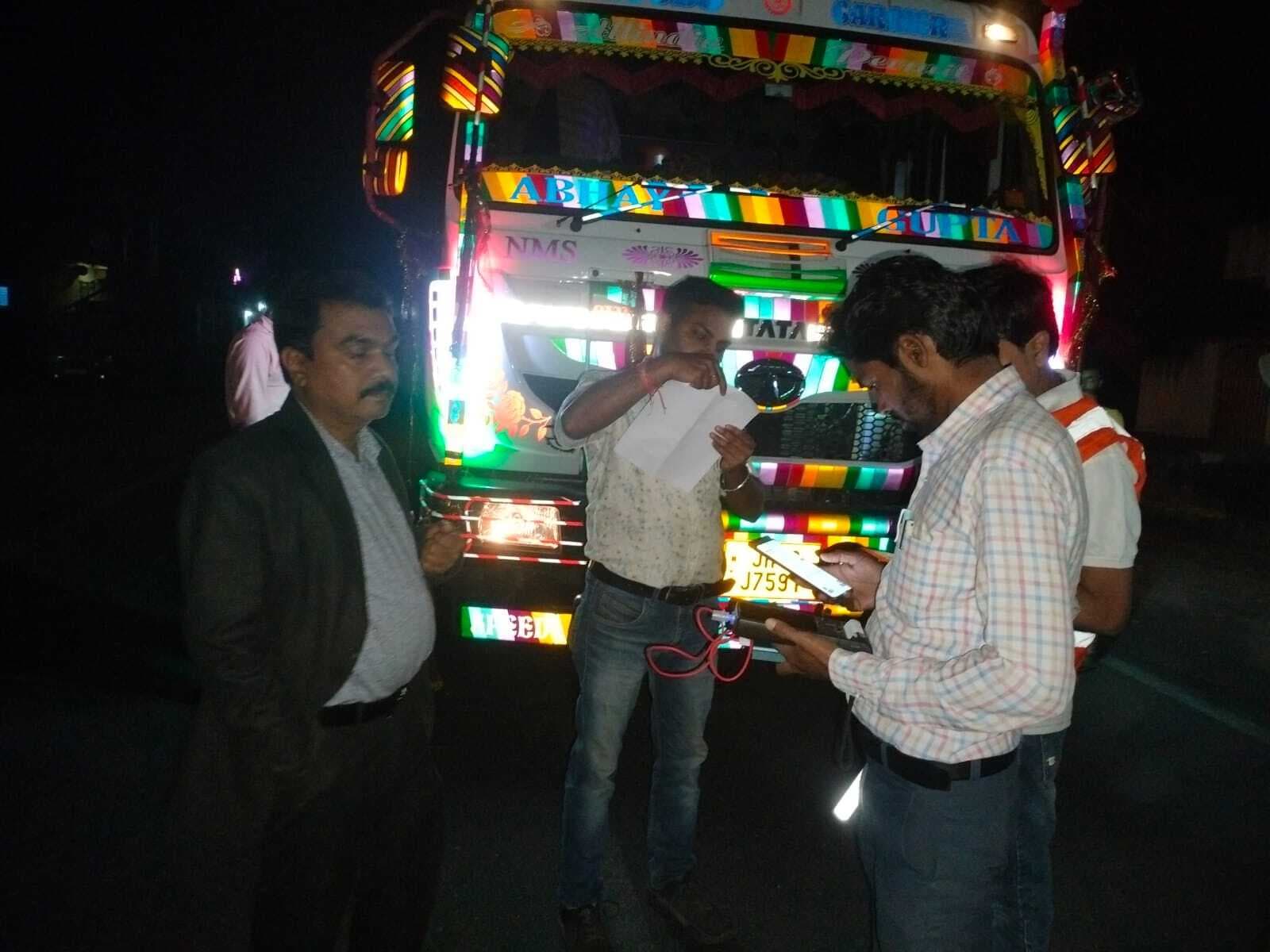 नो एंट्री का पालन नहीं करने वाले वाहनों को लगा जुर्माना