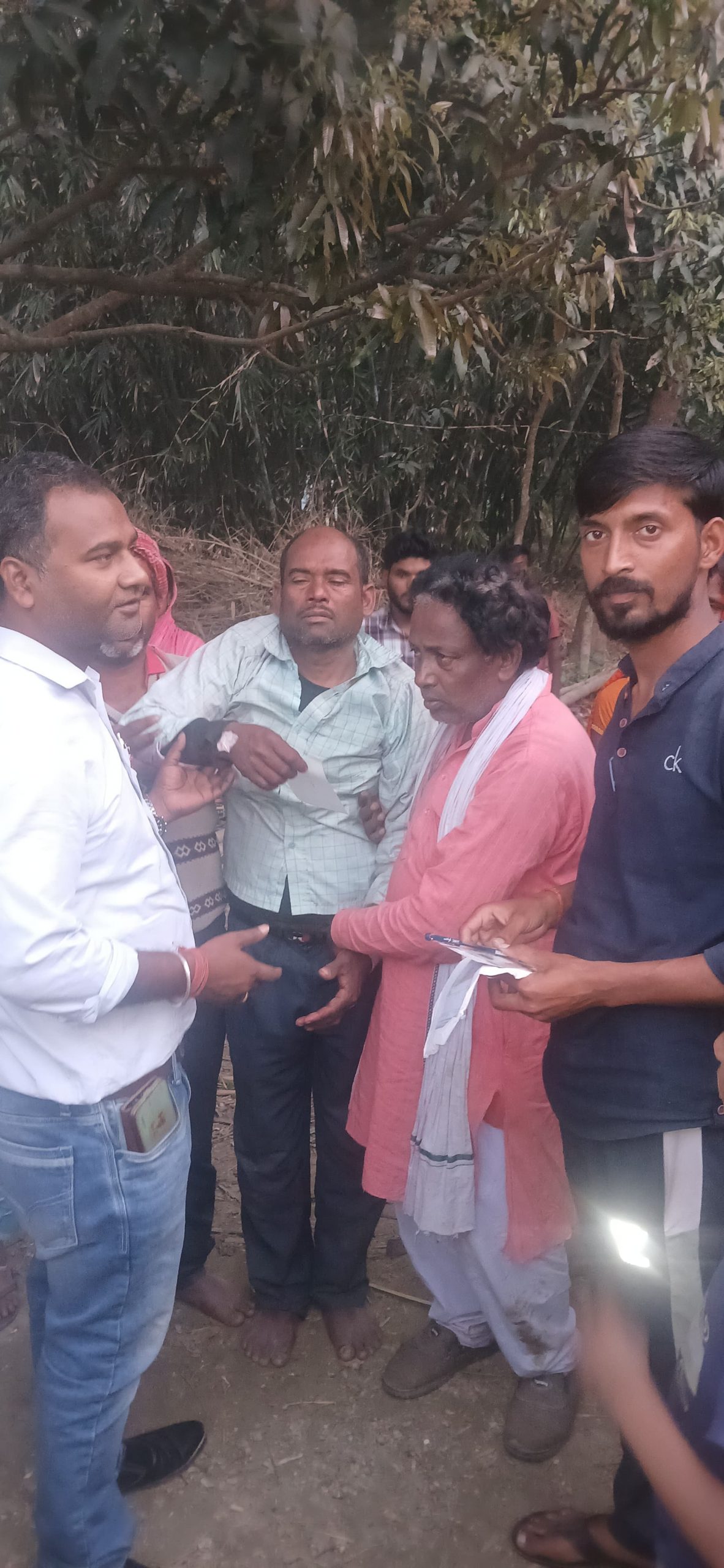 बीडीओ ने मृतक के परिजनों को दिया 20-20 हजार रुपये का चेक
