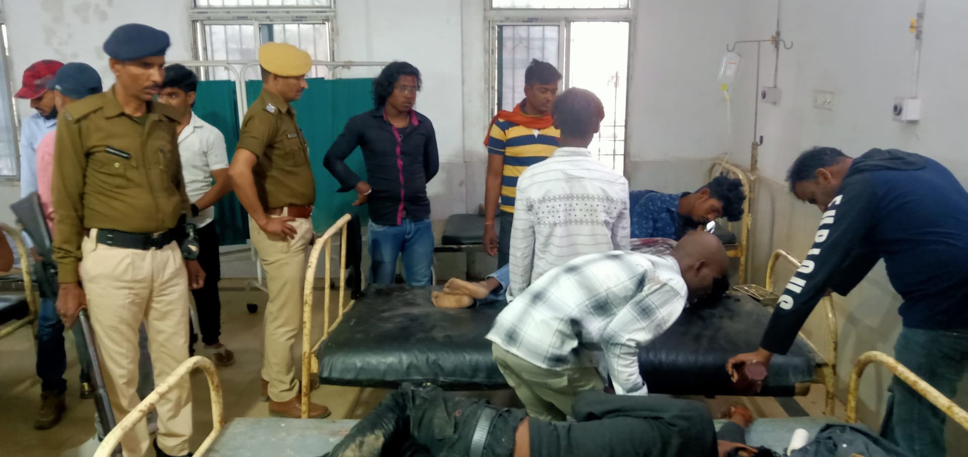 दो बाइकों की आमने-सामने टक्कर में चार युवक गंभीर रूप से जख्मी