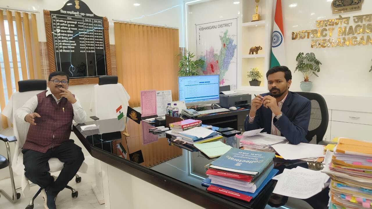 विभिन्न समस्याओं को ले मुजाहिद आलम ने डीएम को सौंपा ज्ञापन