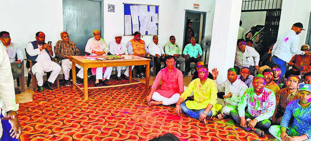 टीएस कॉलेज में हुआ होली मिलन, एक-दूसरे को लगाया अबीर-गुलाल