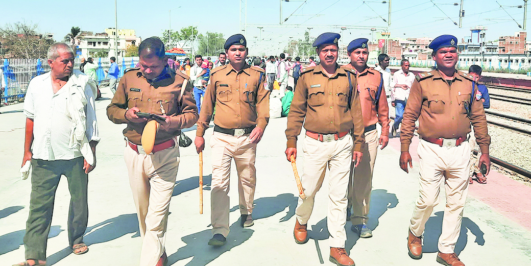 जीआरपी और आरपीएफ ने रेलयात्रियों के बीच चलाया जागरूकता अभियान