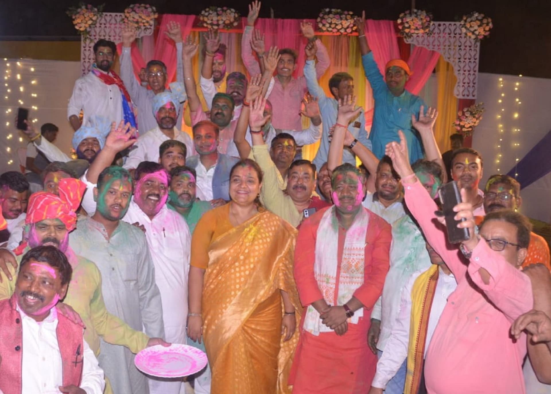 Bokaro News : होलीमय हुआ माहौल, उड़ रहे रंग-गुलाल Bokaro News : होलीमय हुआ माहौल, उड़ रहे रंग-गुलाल
