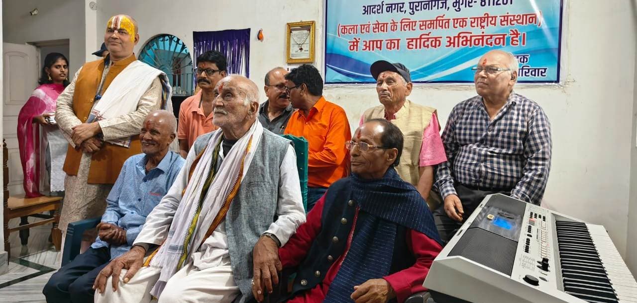 होली मिलन समारोह में गीत-संगीत से सराबोर हुए लोग