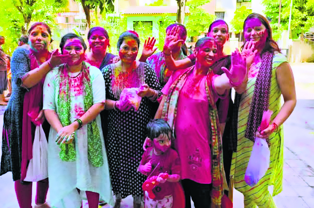 रंगों की बौछार से सराबोर रहे लोग