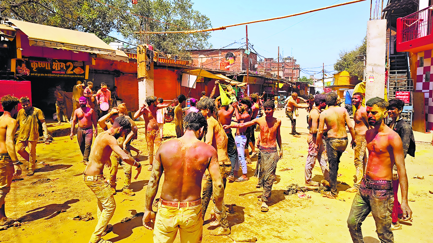 Buxar News: फाग के राग पर झूमते रहे लोग, उड़ते रहे रंग-गुलाल