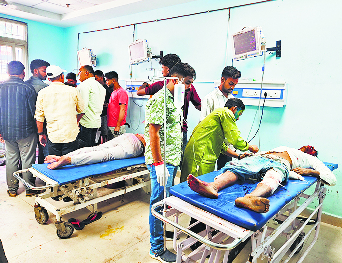 मथवलिया गांव के पास सड़क हादसे में बाइक सवार दो दोस्त समेत चार जख्मी