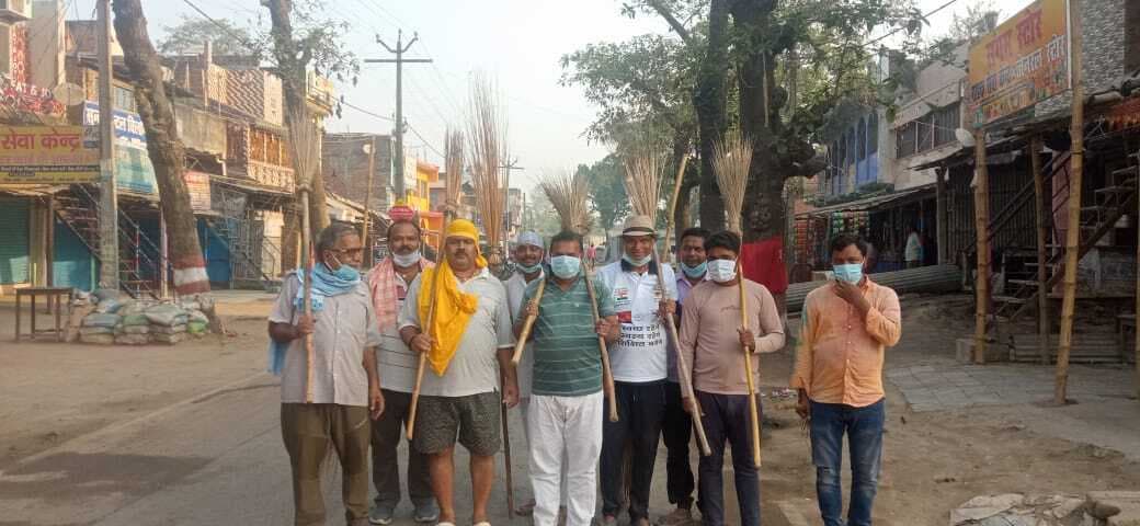 होली बाद नगर पंचायत में समाजसेवियों ने चलाया गया स्वच्छता अभियान