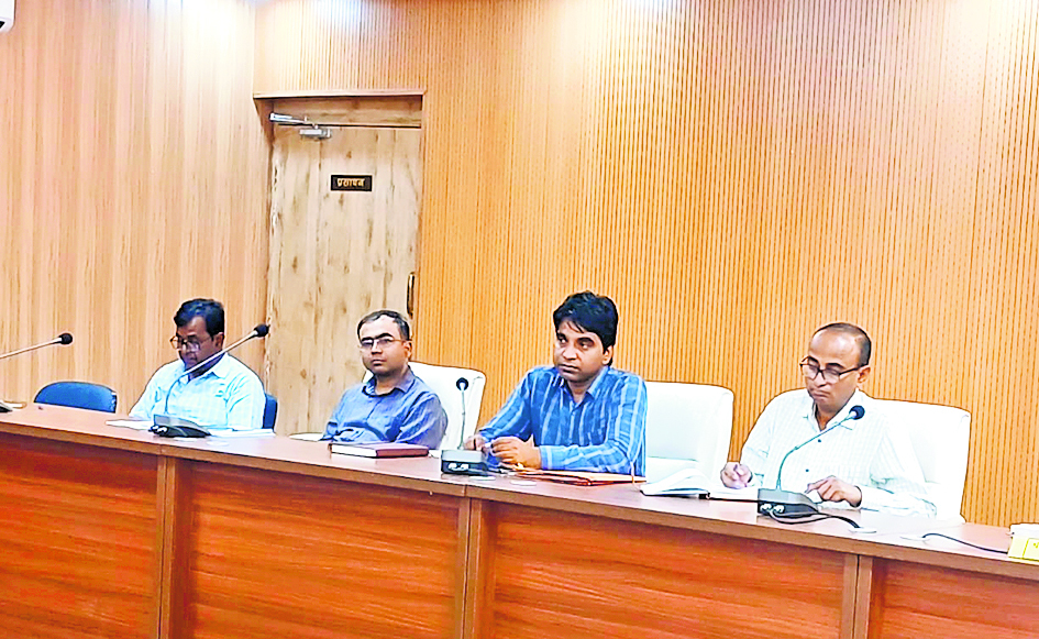 विकास योजनाओं को निर्धारित समय में करें पूरा : डीएम