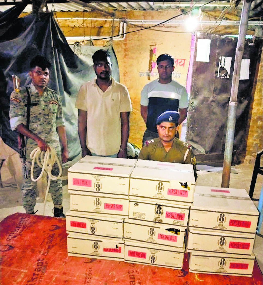 खवासपुर थाना पुलिस ने 628 पैकेट शराब के साथ तस्कर को पकड़ा