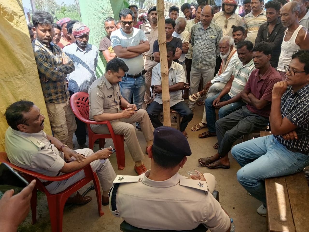 विवाहित महिला को भगाने के मामले में लोगों ने किया सड़क जाम, पुलिस के आवश्वासन के बाद हटा जाम