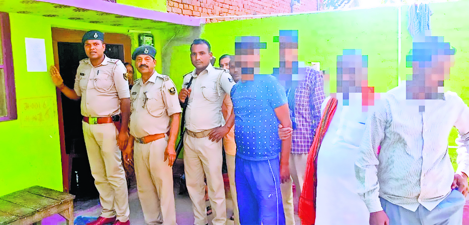 एसबीआइ सीएसपी लूटकांड में फरार दो आरोपितों के घर पुलिस ने चिपकाया नोटिस