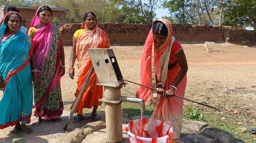 पेयजल समस्या का नहीं हुआ समाधान, तो महिलाओं ने लगायी जुगाड़