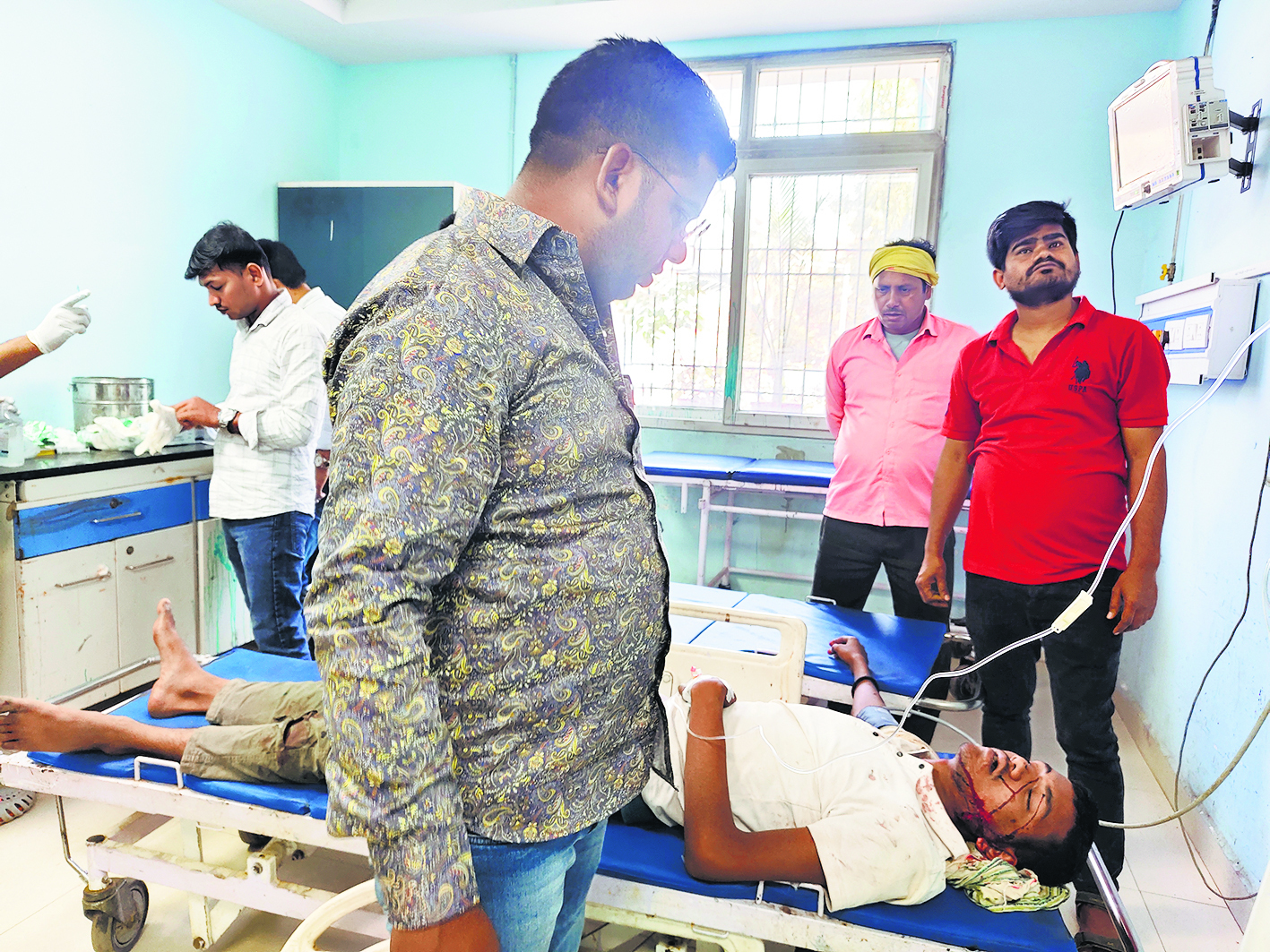 सड़क हादसे में बाइक सवार युवक जख्मी, रेफर