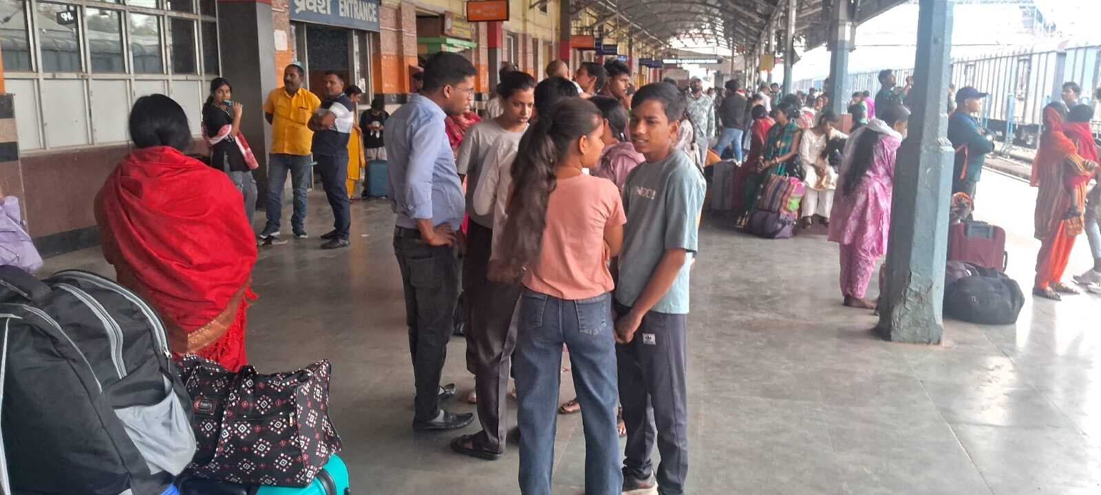 9:30 घंटे अनिश्चित विलंब से चलकर उधना-मालदा टाउन होली स्पेशल ट्रेन पहुंची जमालपुर