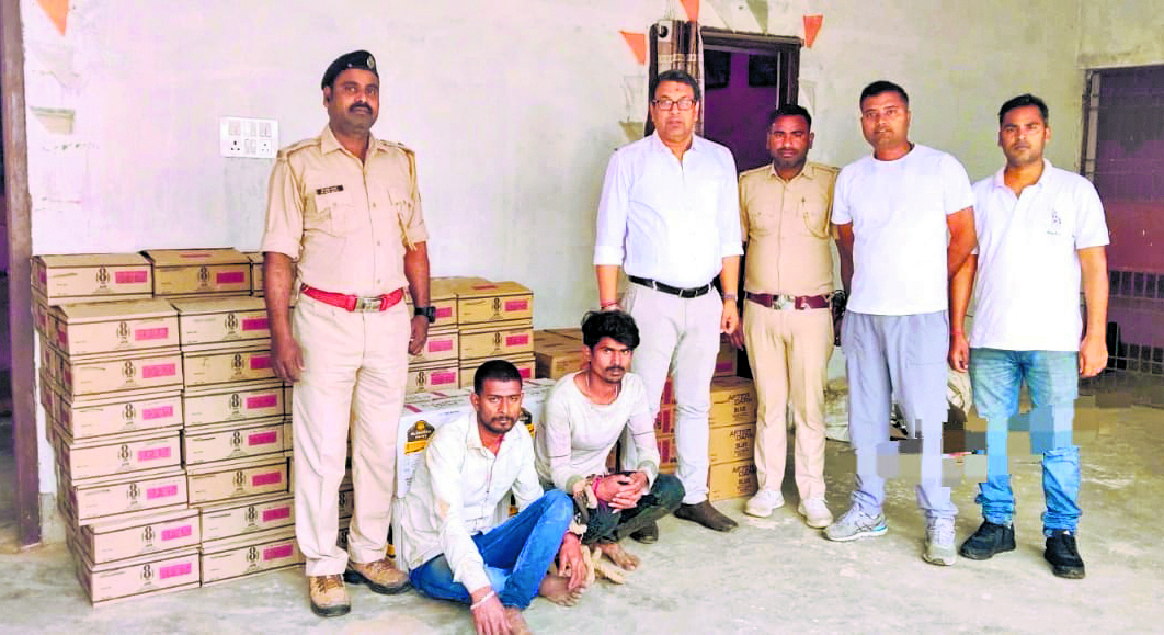 पिकअप में फर्जी नंबर प्लेट लगाकर शराब की तस्करी करते दो गिरफ्तार