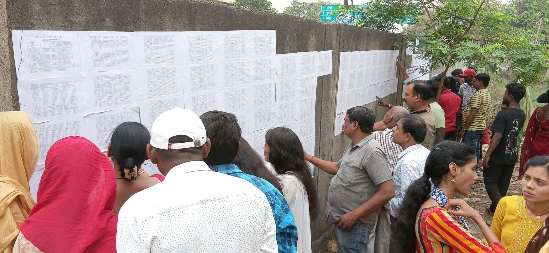 Bokaro News : होल्ड लाभुकों की लिस्ट देखने उमड़े लोग