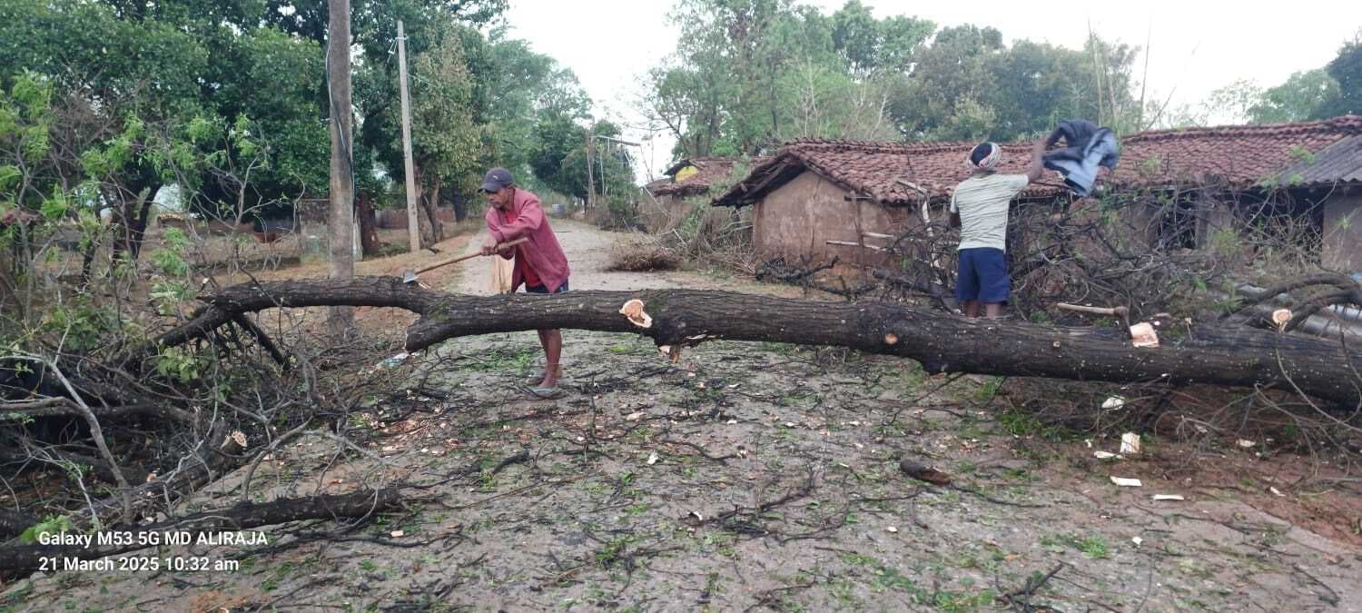 लातेहार में तेज आंधी व बारिश ने मचायी तबाही