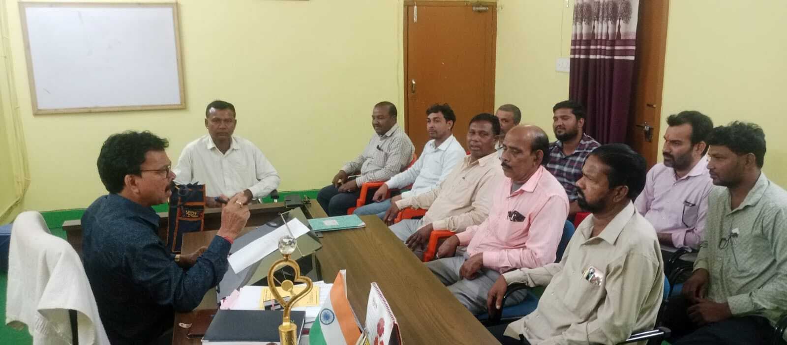 अंचलकर्मी भू-राजस्व मामलों का त्वरित करें निष्पादन : सीओ अंचलकर्मी भू-राजस्व मामलों का त्वरित करें निष्पादन : सीओ