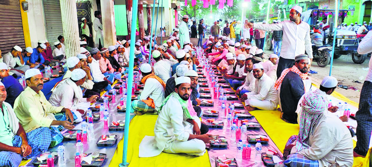 Buxar News: सिमरी में दावत-ए-इफ्तार का किया गया आयोजन