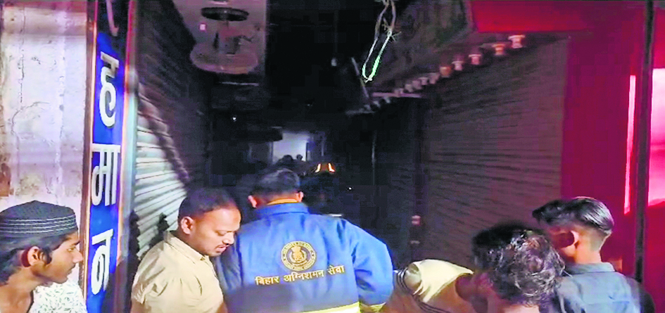 कपड़े की दुकान में लगी भीषण आग लाखों की संपत्ति जल कर राख