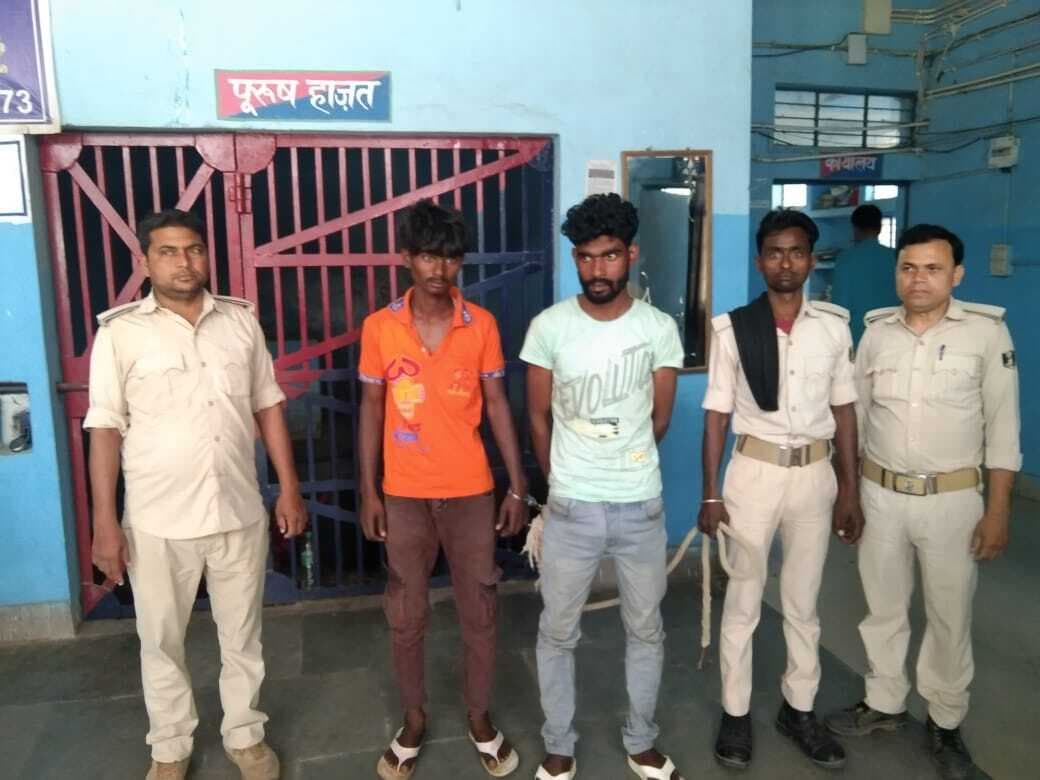 तांबा का कटा हुआ पाइप के साथ दो युवक गिरफ्तार