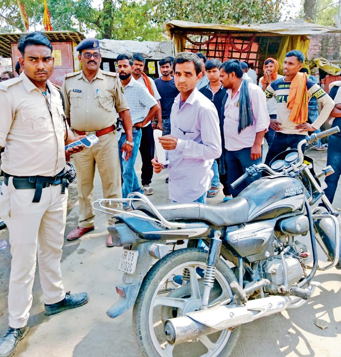 बाजार समिति रोड में जहां-तहां वाहन खड़ा करनेवालों पर की गयी कार्रवाई