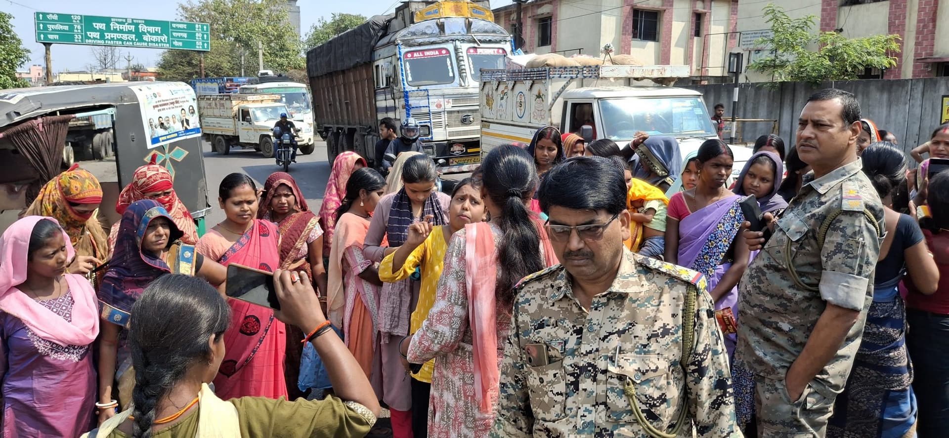 Bokaro News : मंईयां योजना की राशि नहीं मिलने पर सड़क पर उतरीं महिलाएं