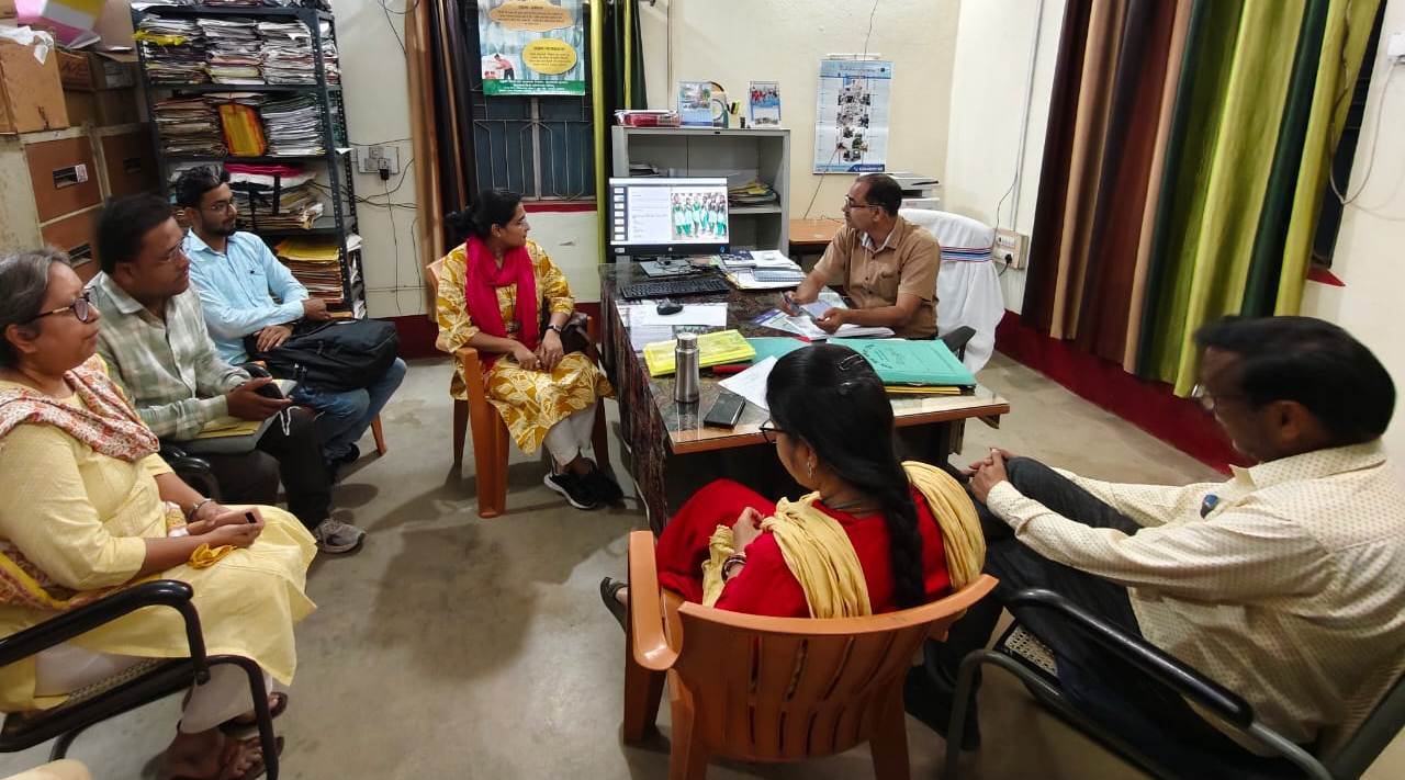 बालिकाओं के स्कूल आने में हो रही परेशानियों पर हुई चर्चा