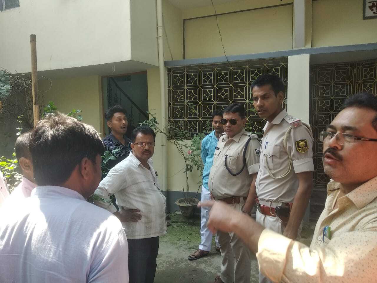 दिनदहाड़े शिक्षक की पत्नी को गन प्वाइंट पर लेकर की लूटपाट
