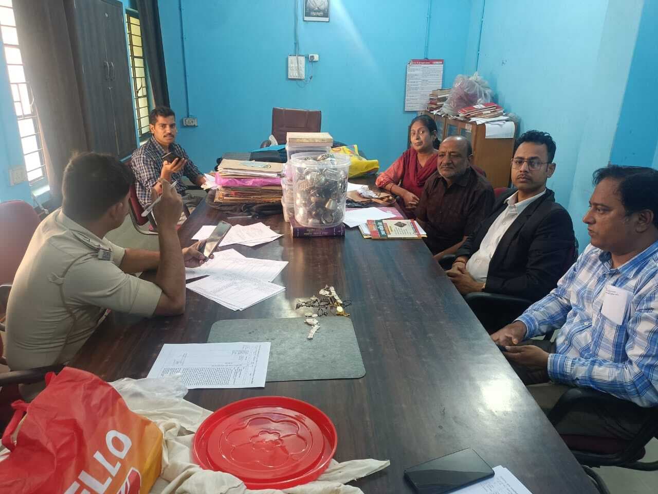 रेलवे संवेदक के घर से चोरी के सामानों की करायी गयी पहचान