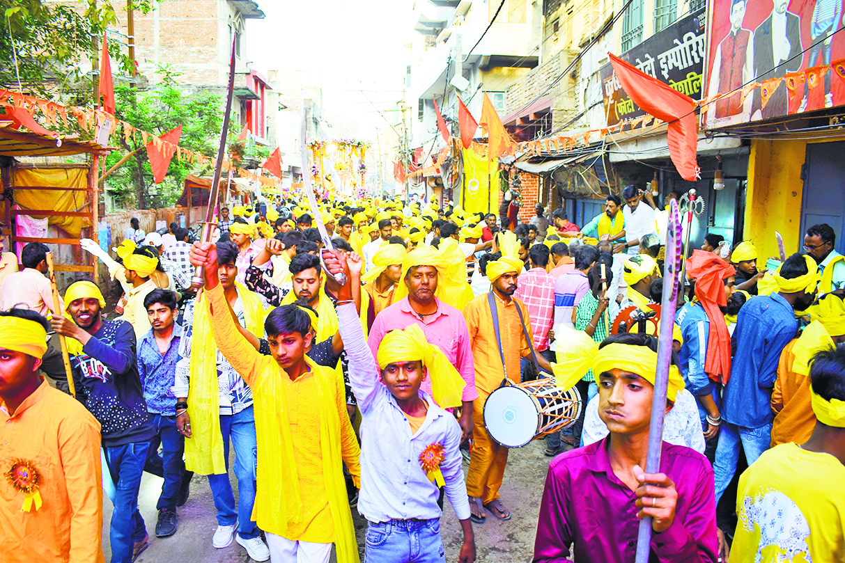 Buxar News: महावीरी झंडा जुलूस में गूंजा-बोलो प्यारे, जय बजरंगी