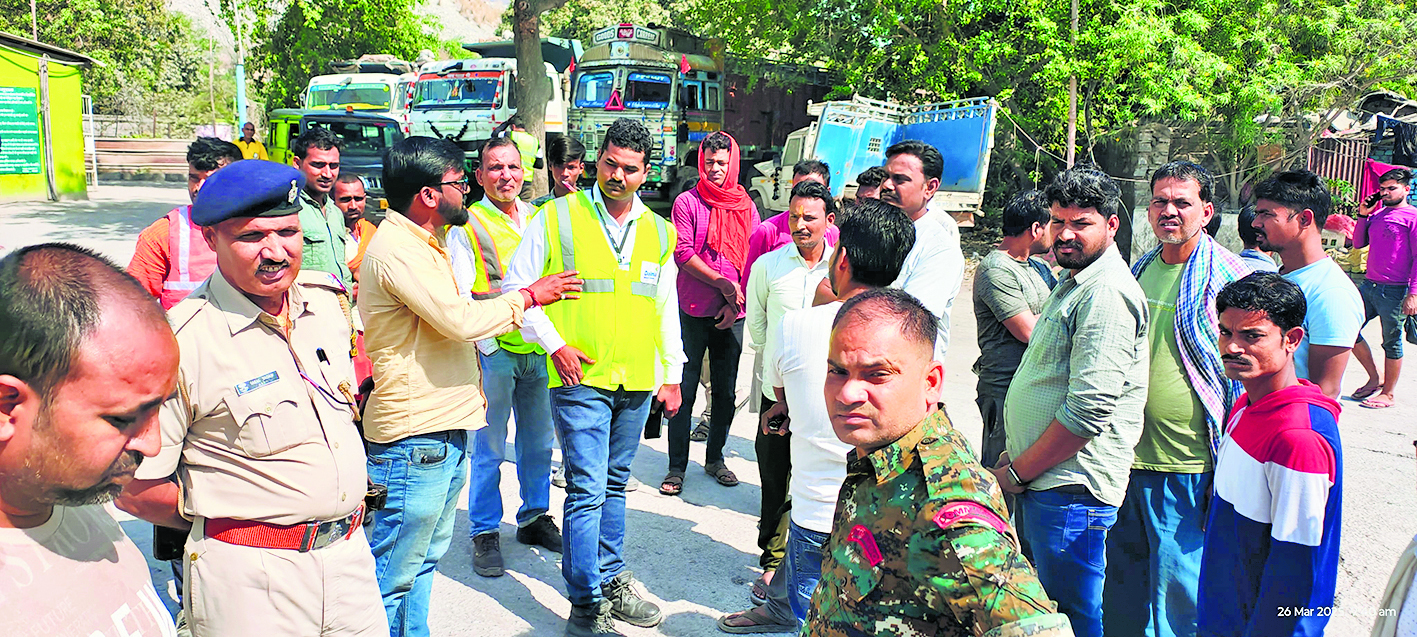 Sasaram news.फैक्ट्री की धूल को लेकर किया हंगामा