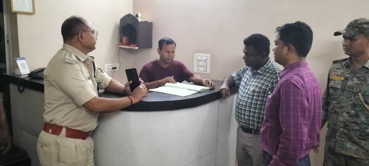 त्योहारों में सुरक्षा को लेकर प्रशासन ने होटलों में चला जांच अभियान