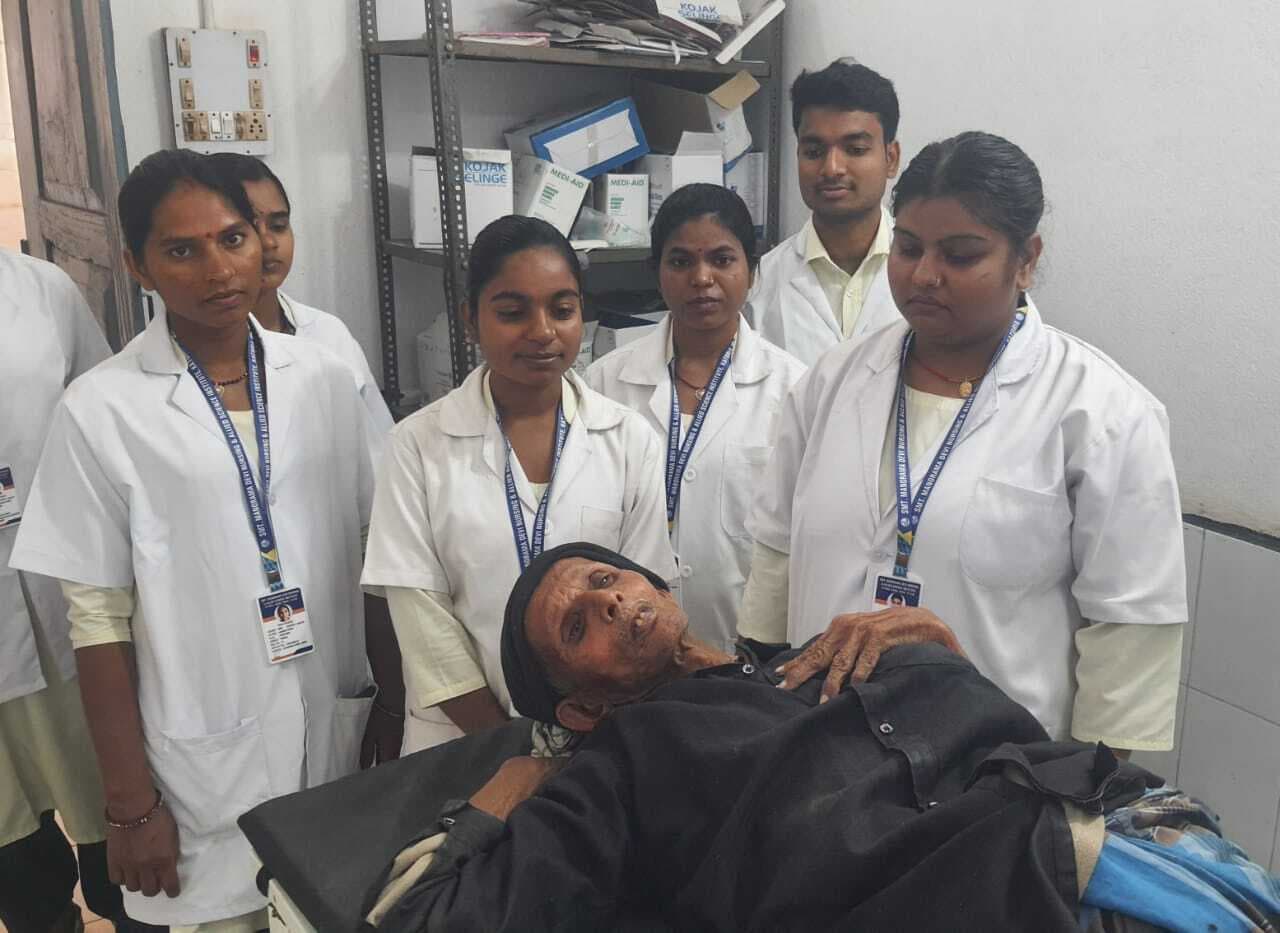अनियंत्रित ऑटो के धक्का से वृद्ध घायल